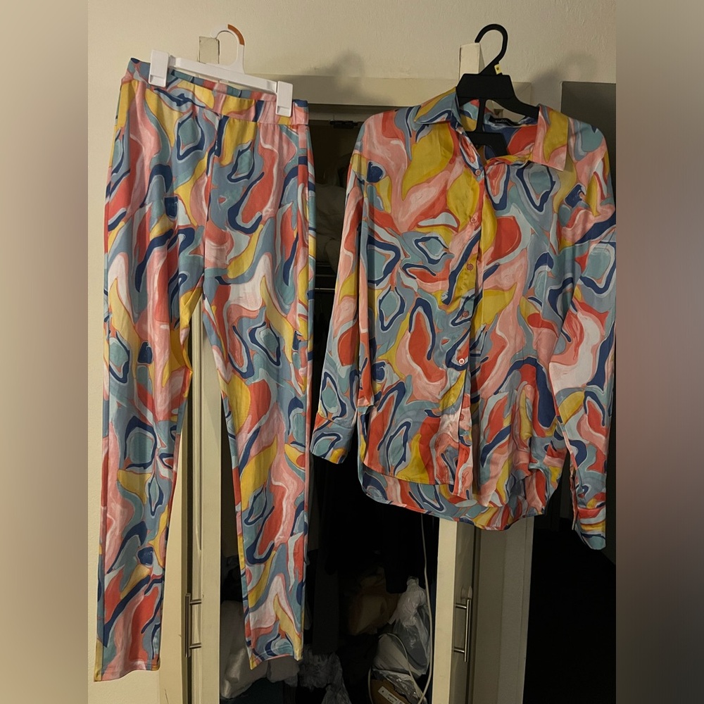 2piece set. Button down shirt with skinny leg pants. Like New.